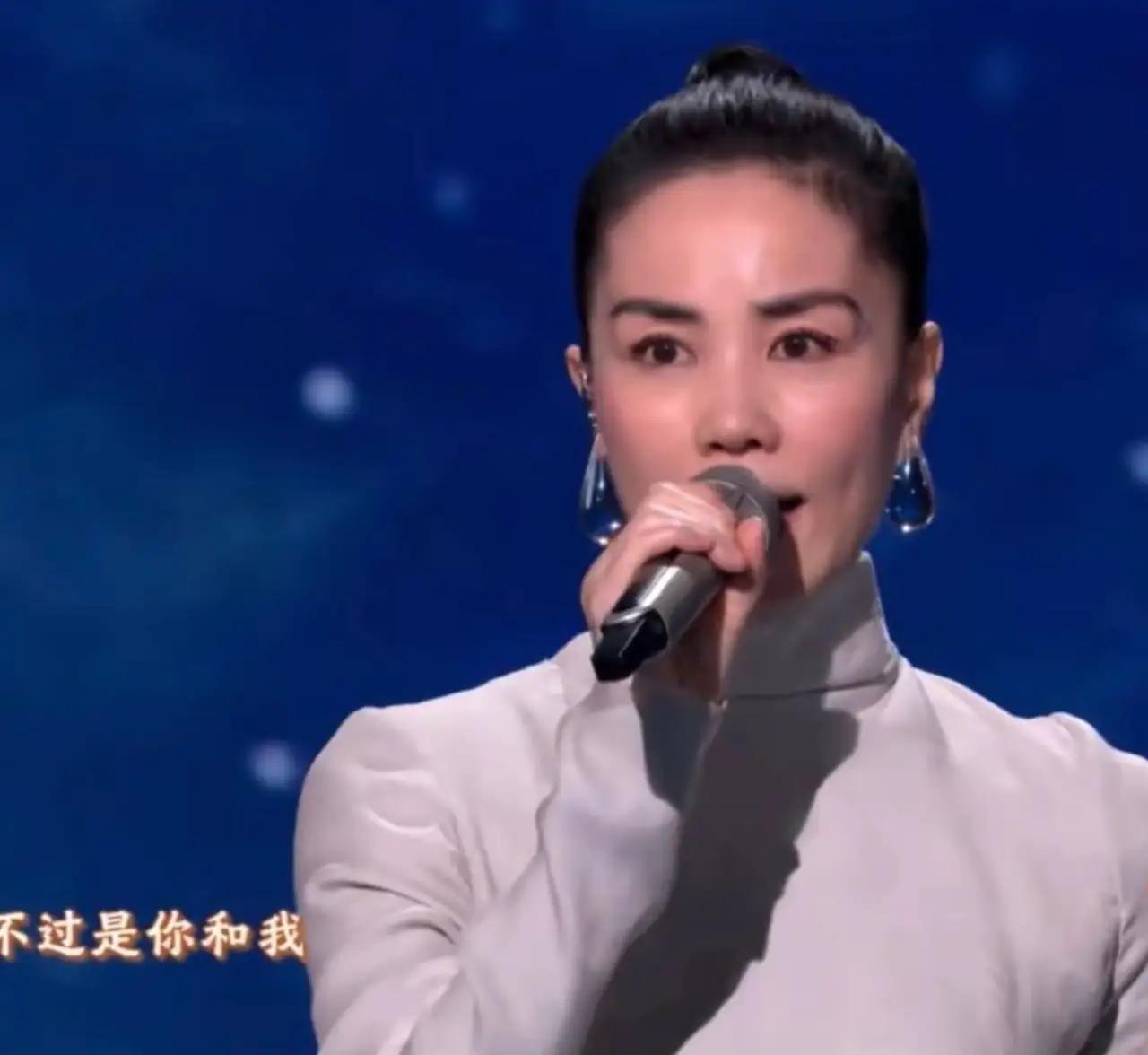 看了王菲的后台视频真是冤枉她的眉毛了她化妆的时候，其实化妆师是涂了一层桃红色