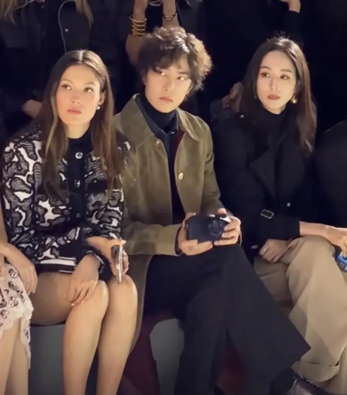 刷到王一博夹在谷爱凌和张钧甯中间的合照，评论区炸了——有人说“这男的长太犯规了”