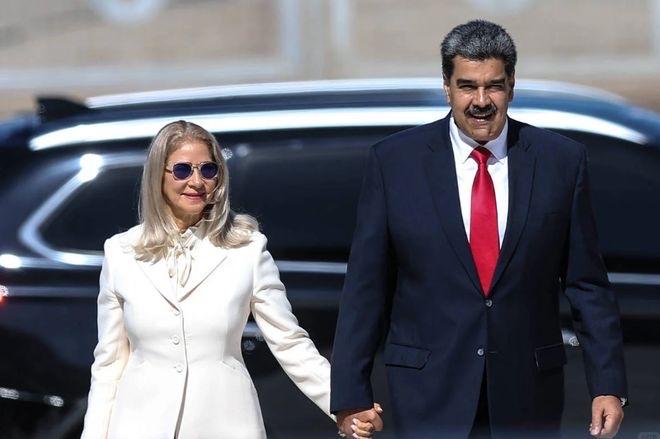 凌晨突袭！美军直接把委内瑞拉总统马杜罗“打包”带走，这波操作直接让全球看呆了！