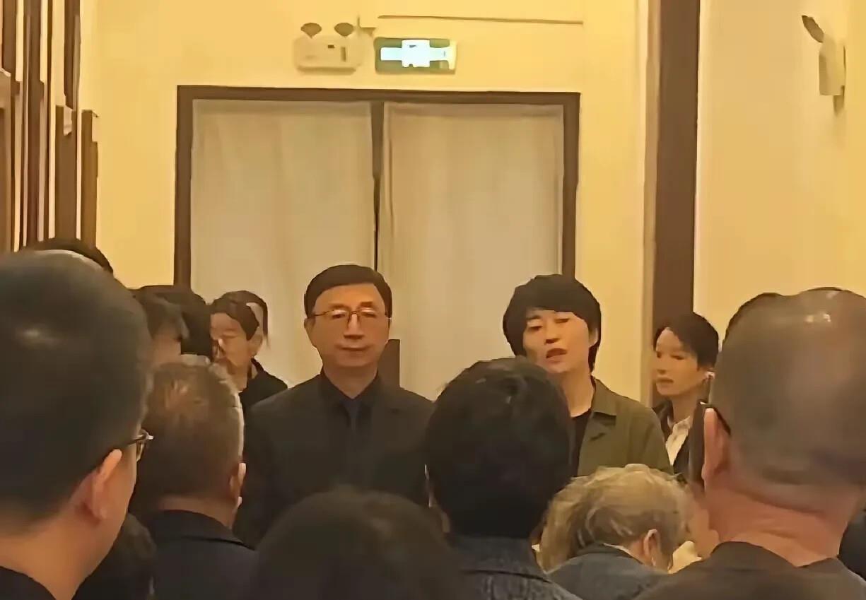有句话，不吐不快。憋了两天。送别敬一丹那天，镜头扫过一堆熟面孔，有人开始数谁