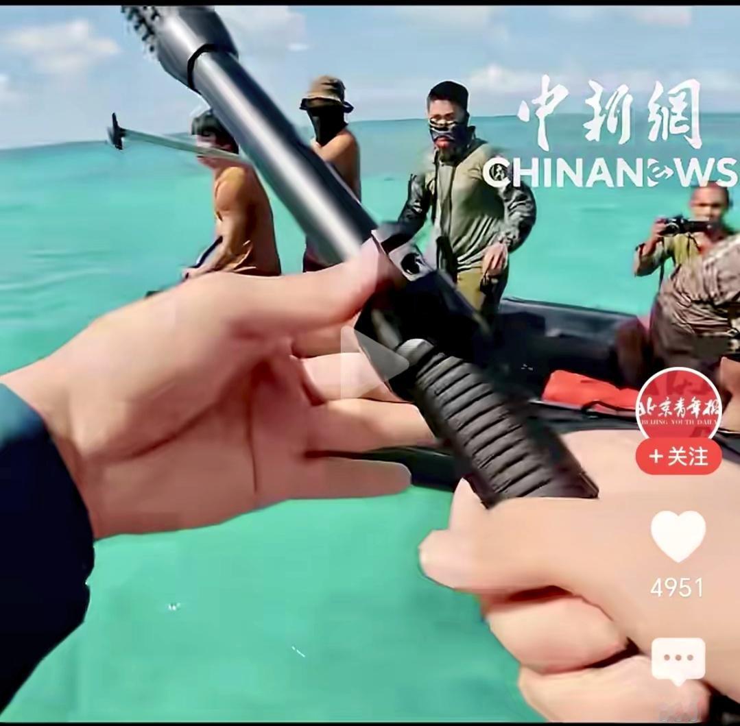 一直以为中国海警手中拿的是什么厉害武器，弄了半天才搞明白，原来这是用来拍照取证的
