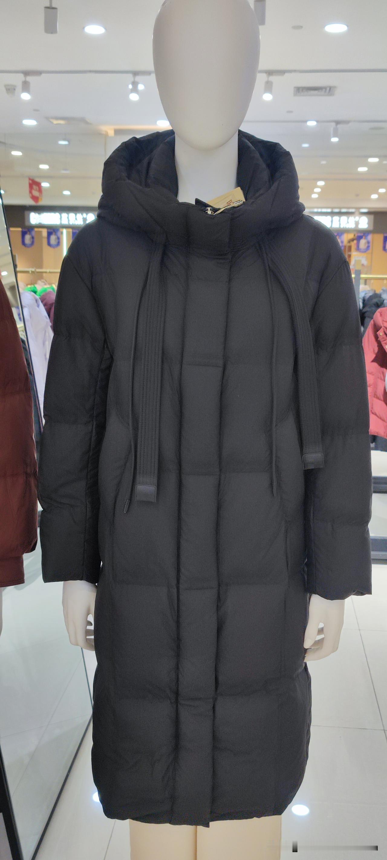 实体店越来越不好做了，衣服也越来越不好卖了。刚才我们600多块钱一件的羽绒