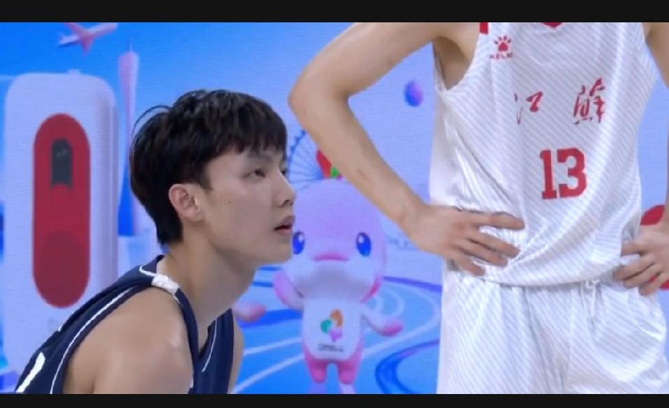 徐杰的表现亮眼，全面展现了他的统治力。在全运会男篮比赛中，广东队对阵江苏队，以一