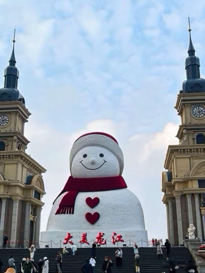 南方网友：万一东北下雨，哈尔滨的网红大雪人怎么办？[捂脸哭]刚听到这句话的时候