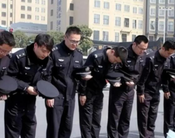 1997年，毒贩赵勇夫妇被抓，22岁的警察严婷，听见关押室里传来动静，她放下手中