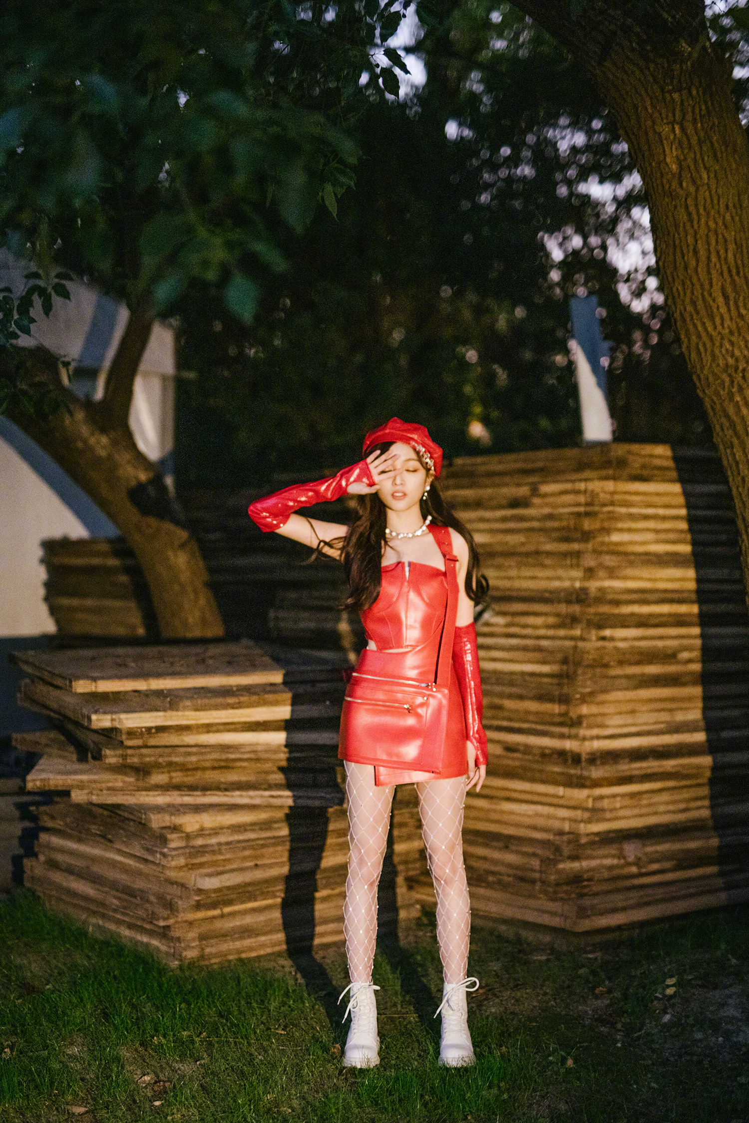 吴宣仪，红色皮短裙搭配钻石网袜，复古靓丽的甜酷风格。吴宣仪