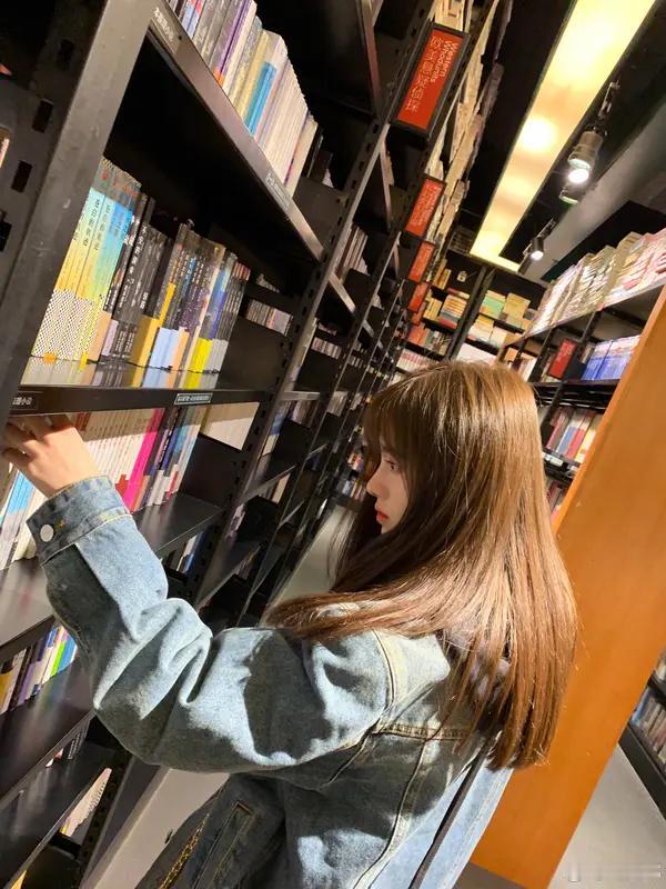 2026年4月8日，前乐华艺人金子涵在社交平台发长文，还直播控诉自己长期被操控，