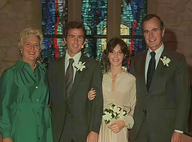 论颜值和气质！小布什娶劳拉，还是“高攀”了！不管是年轻的劳拉，还是年老的劳拉，