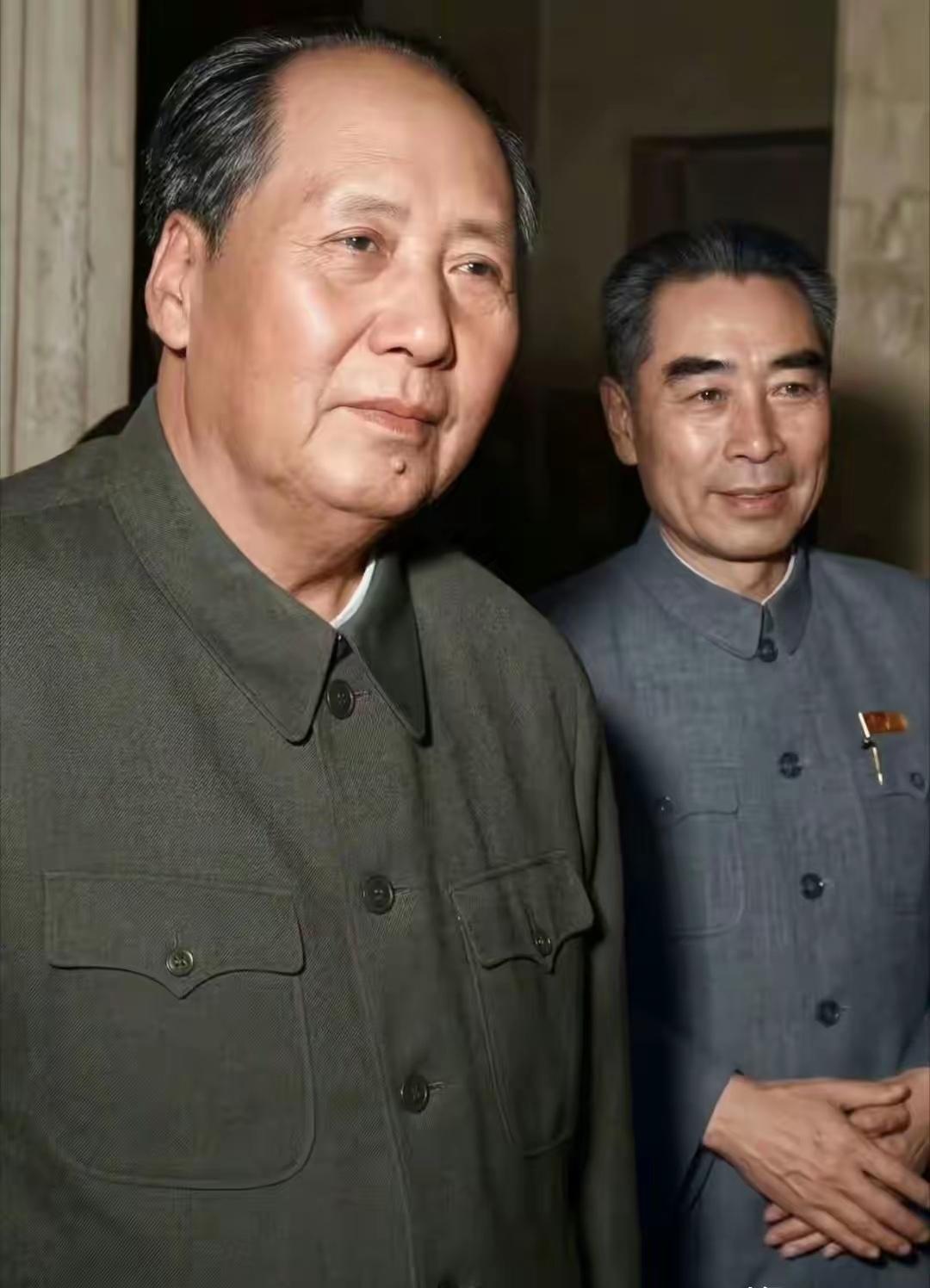 新中国建立后，毛主席和周总理一直穿中山装，既是工作服，也是礼服。那个时候，中山装