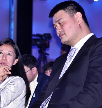 中国男篮名宿姚明谈杨瀚森季前赛首秀，他表示：他比赛的时候我在开会没看成比赛，赛后