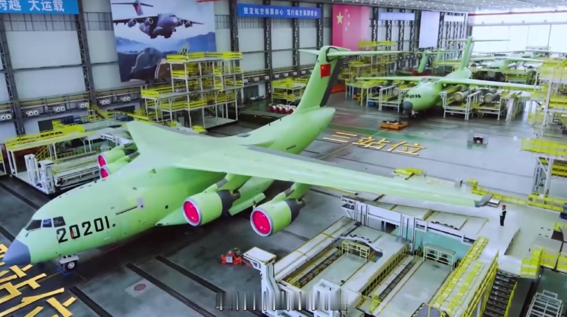 运20B总装画面，可以看到A和B一起总装。