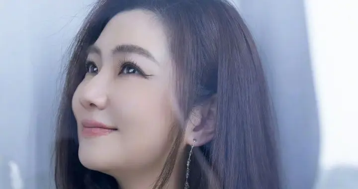 Selina逆袭人生：30岁前结婚嫁小7岁丈夫，45岁仍在拼二胎