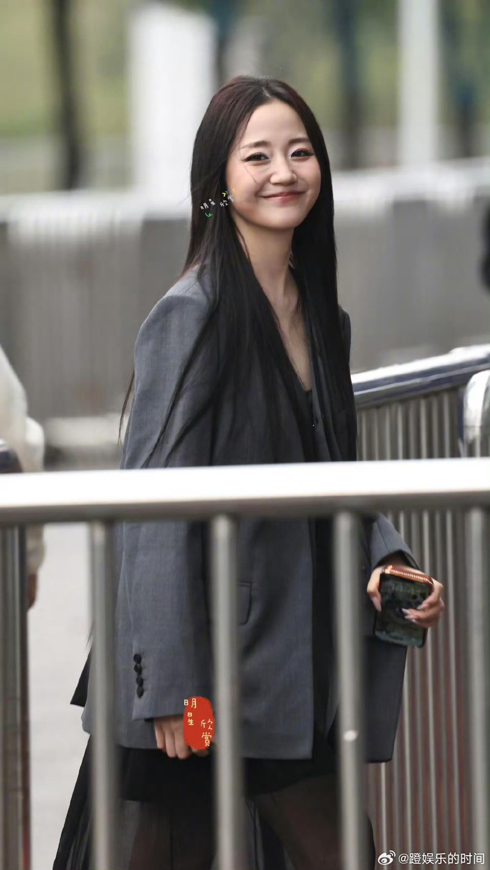 万千惠浪姐上班路透别人舞台撒福利，万千惠上班直接撒零食！浪姐路透里暖心投喂粉丝，