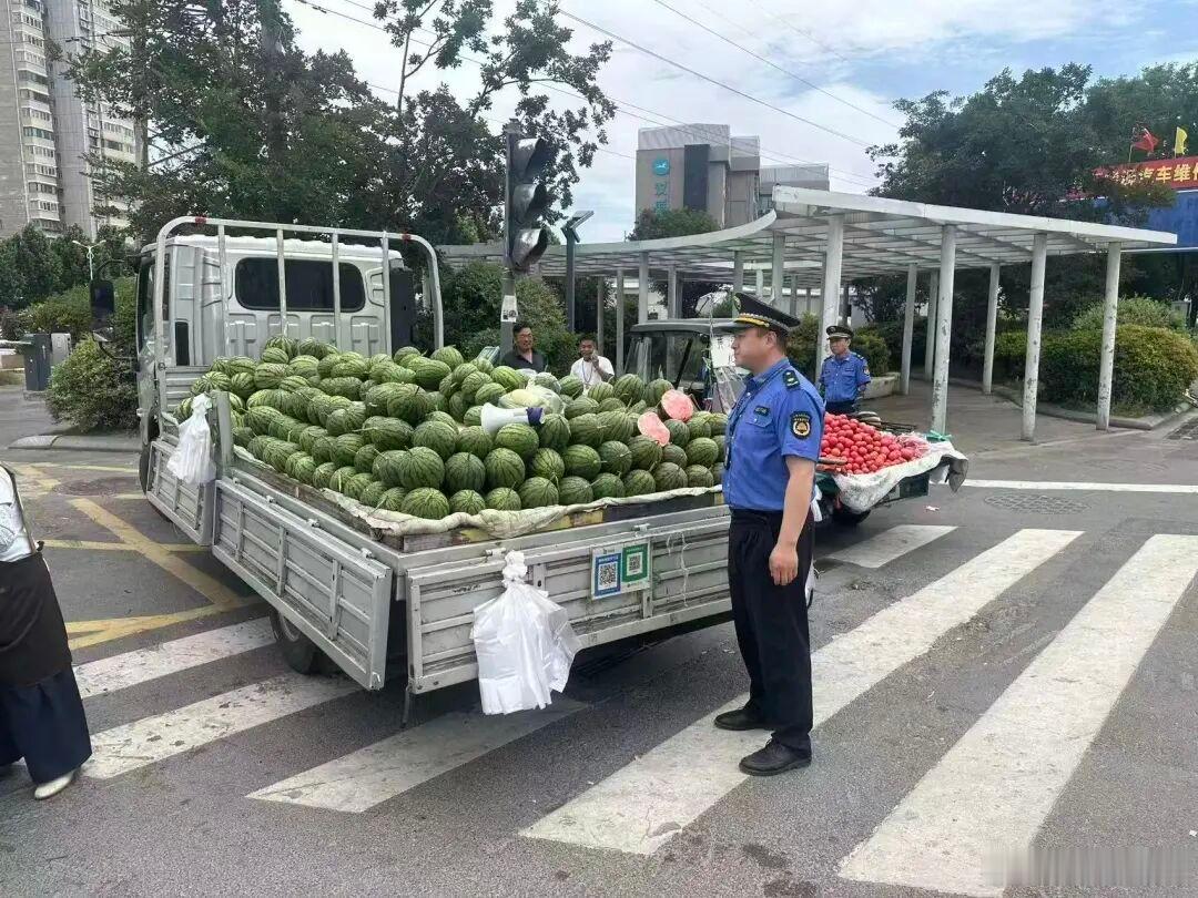 郑州规范设置153处西瓜临时销售点近日，从郑州市城市管理局获悉，为规范季节性瓜