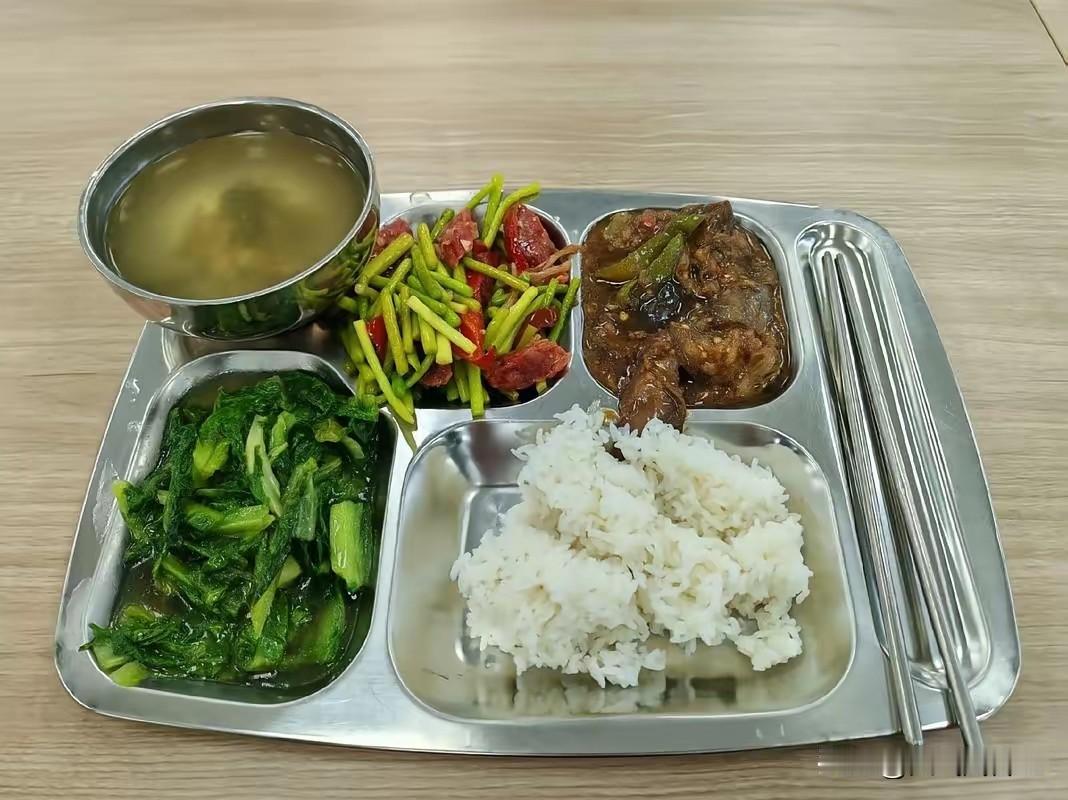 儿子发给我看他工厂食堂午餐，一份米饭，一个蒜苔炒腊肠，一个烧茄子，一个小青菜，外