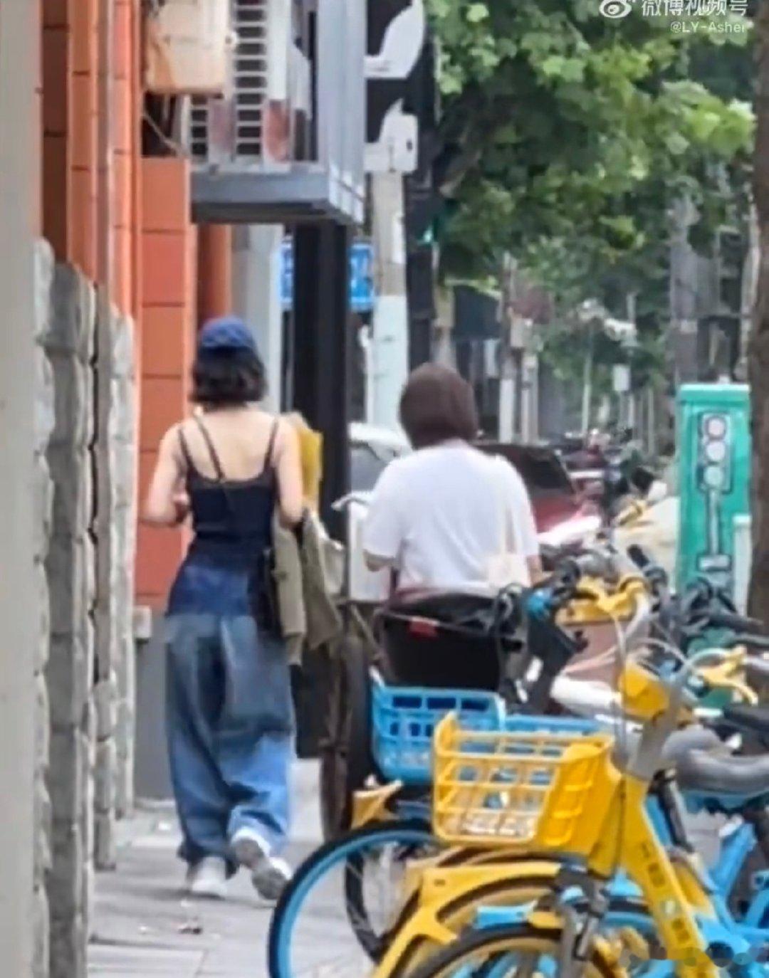 偶遇赵丽颖穿吊带逛街尹新月赵丽颖街头偶遇赵丽颖逛街，一身吊带造型随性自在，谁