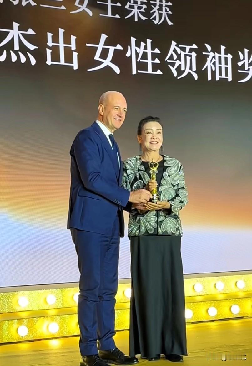 大家知道吗？张兰最近可得意了！不仅荣获杰出女性领袖奖，还再次喜当奶奶了。而