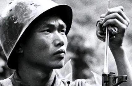 🌞1990年，重庆街头，一个农民被数十个混混围攻却丝毫不惧，反而徒手接住扔