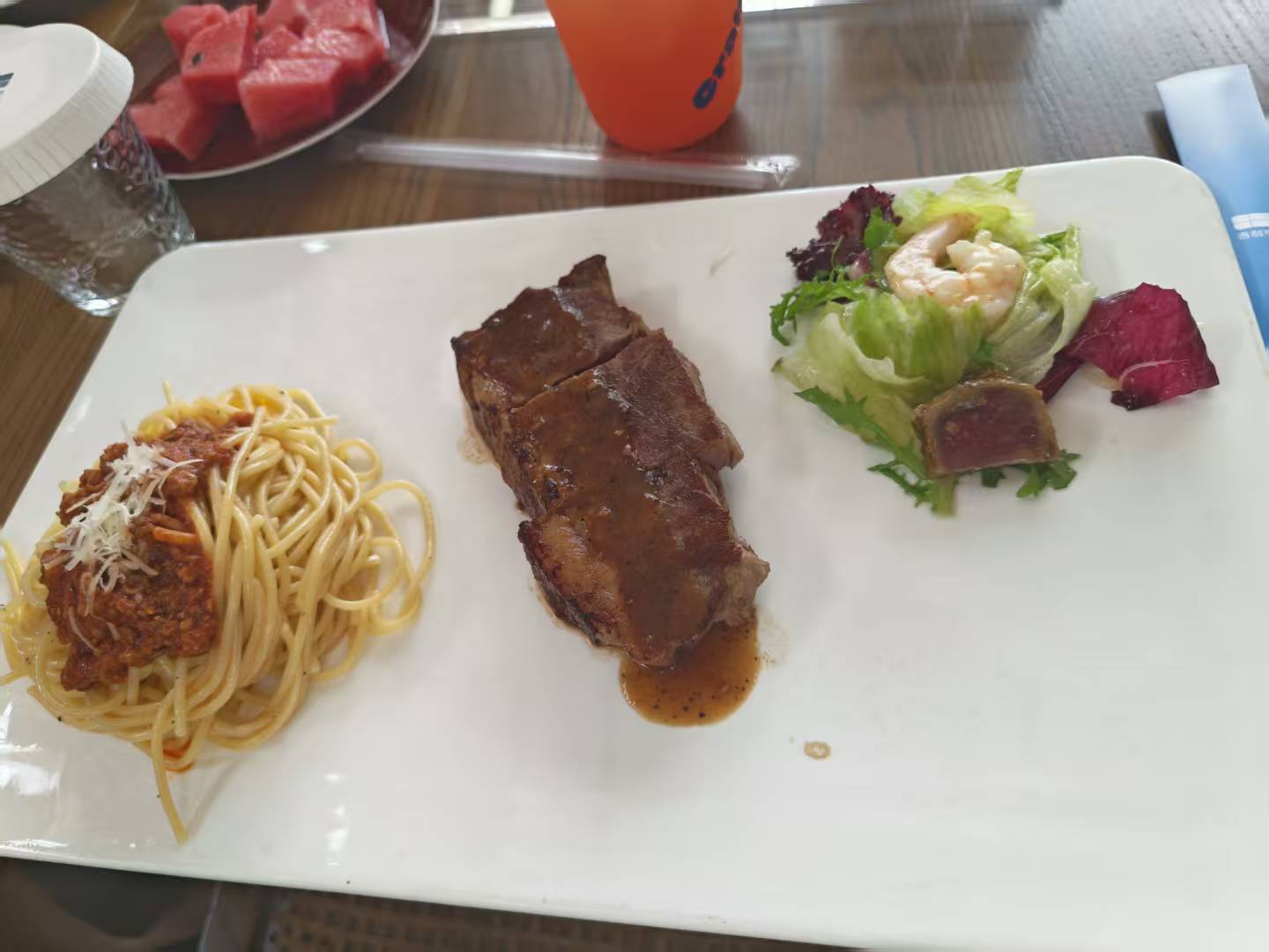 中午饭点提供了两份餐，你们猜我是吃西式的牛排还是中式的海肠捞饭？​​​