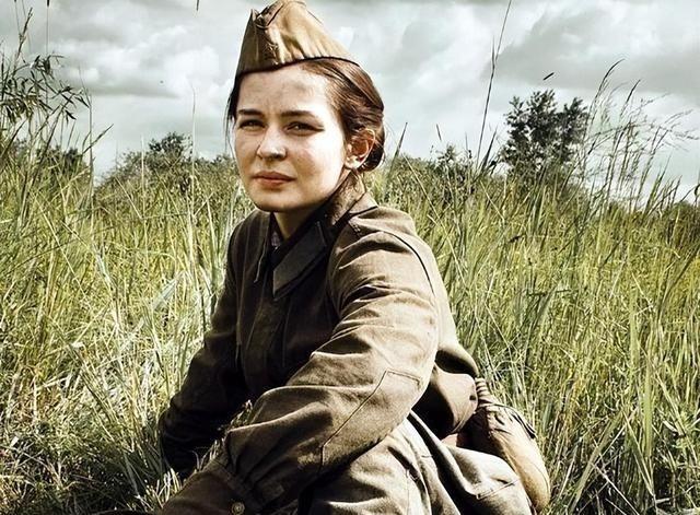 1945年，一名苏联女兵看到一日本战俘长得英俊潇洒，她悄悄对男人表示：只要和她生