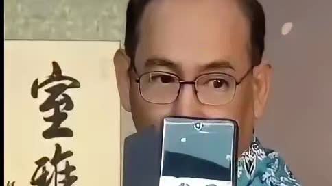 谢雷又闹幺蛾子了，要给狗狗二胖开追悼会，就是侯耀华和安娜金一起抱着的那个，这是冲