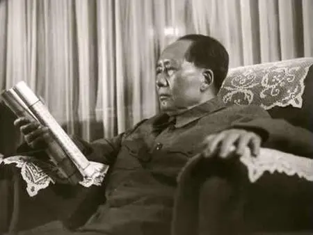 1960年除夕夜，警卫人员端来年夜饭——两块葱花饼，主席吃了一口后脸色大变，随即