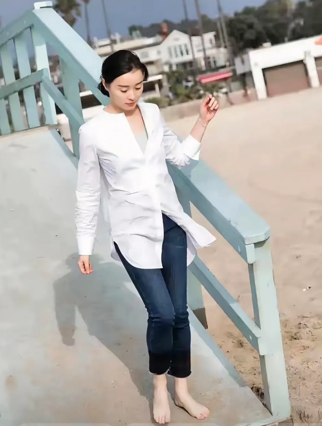 吴越，好美啊！一看好清纯啊！真是从头美到脚，就连脚丫子都那么美！