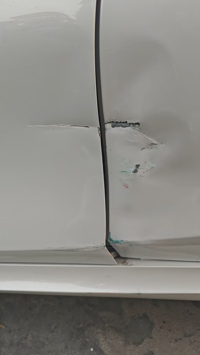 撞了2个门4儿子修的怎么样大哥们帮忙看看修的怎么样