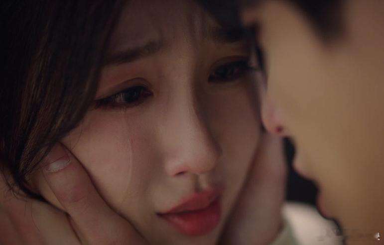 亲密关系第一名就是面对面掉眼泪暮暮朝朝在电梯前接吻后，竟面对面掉下眼泪，把最脆弱