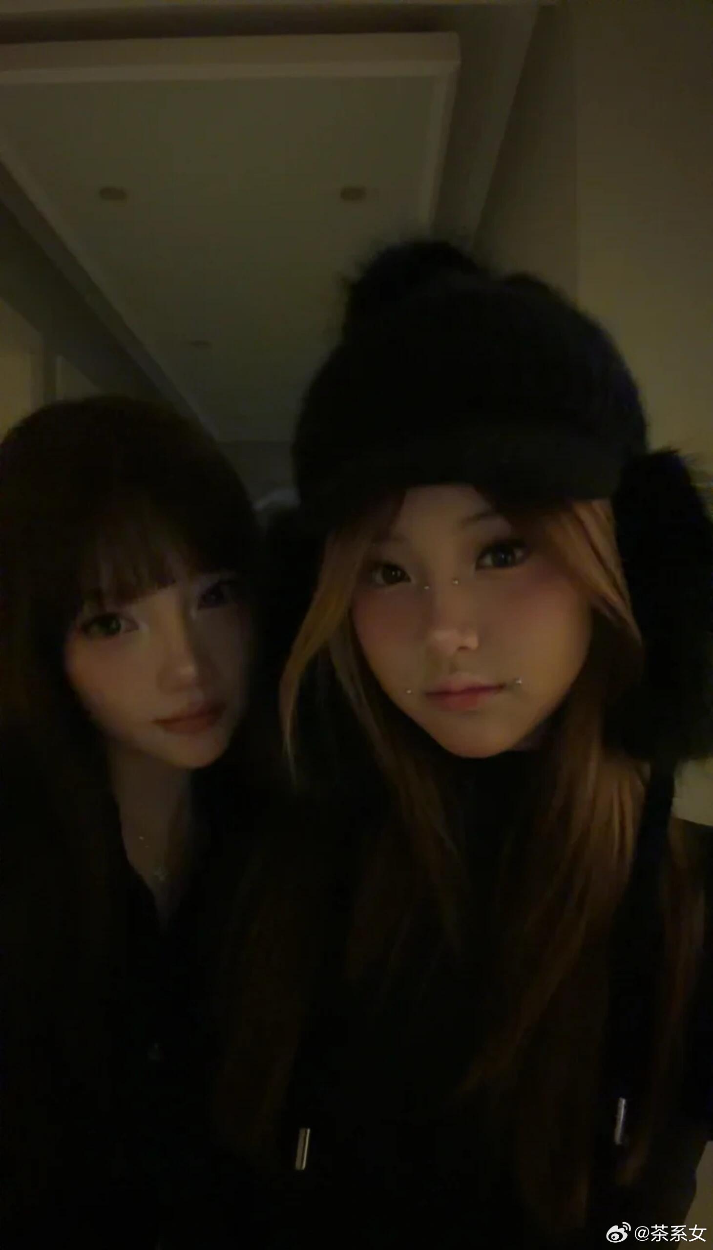 李小璐晒出和女儿甜馨的合影，13岁的甜馨个子已经超过妈妈，状态就像两姐妹。