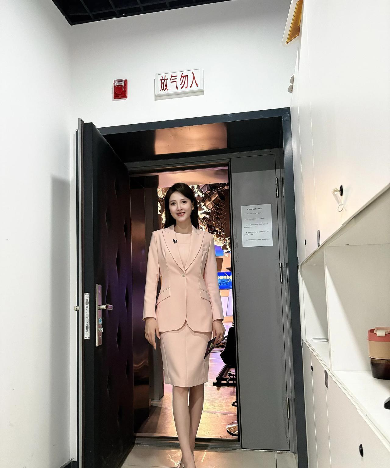 李丹气质优雅，举手投足皆成风景。#气质美佳##知性美，#