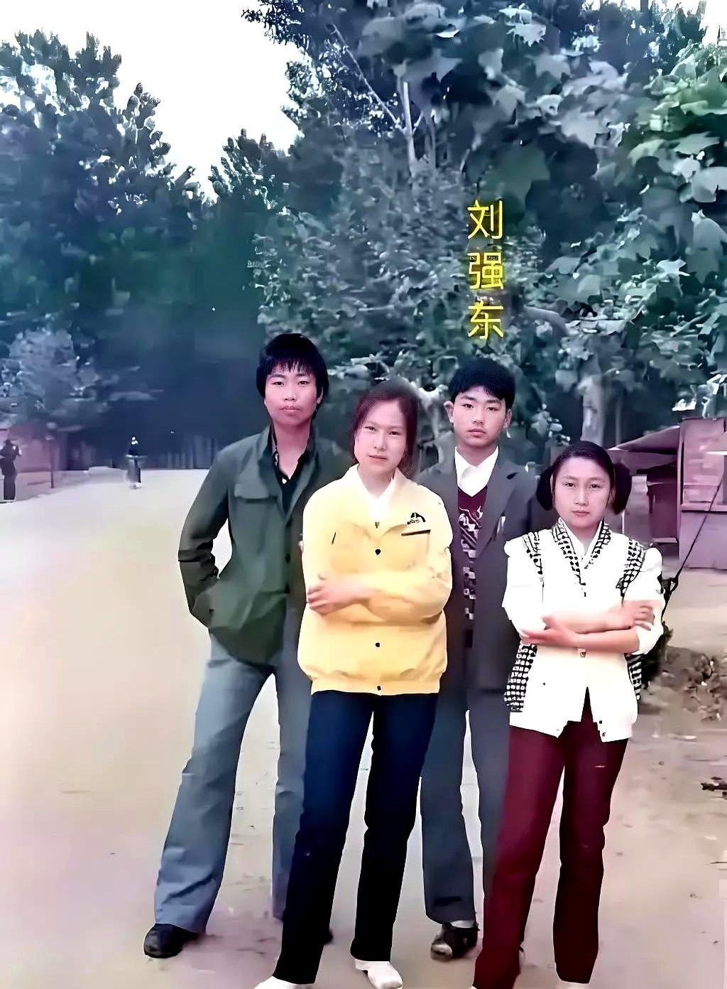 大家来品品这张老照片！谁能想到身家百亿的刘强东，中学时期居然是靠凉鞋撑起整套