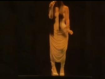 演艺圈所有工作人员应该每几年验一下毒！我真的被她惊到了，虽然她的身体在动，感觉灵