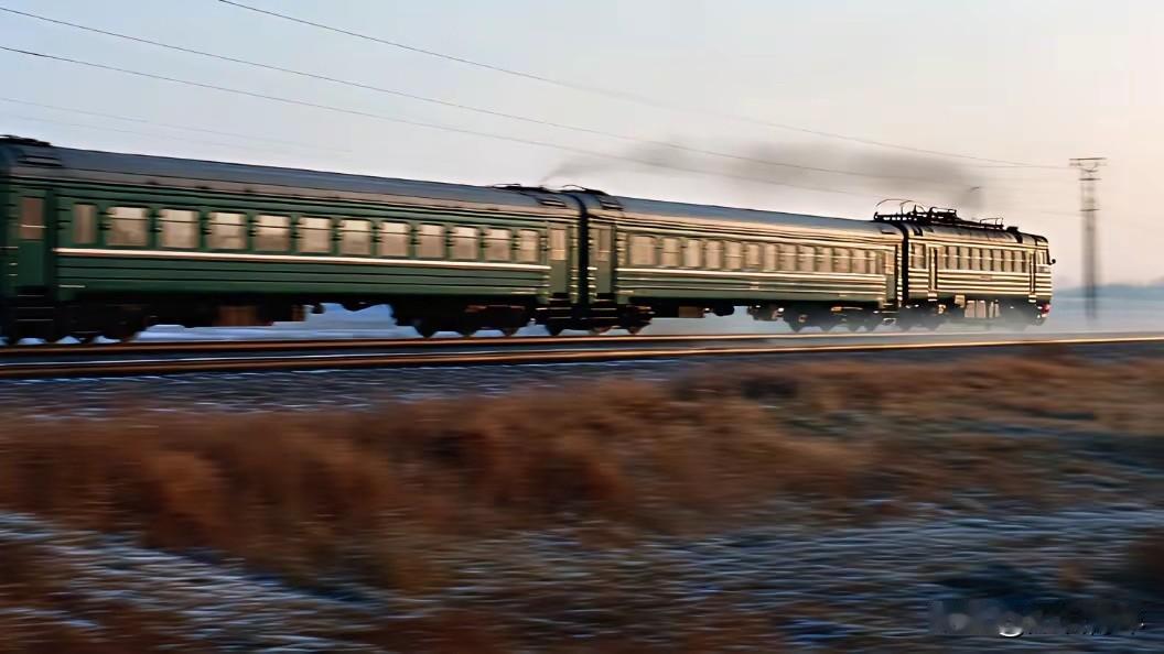 俄媒：俄罗斯和中国同步向朝鲜开行列车。分析人士认为，这些事件不仅仅是恢复运输