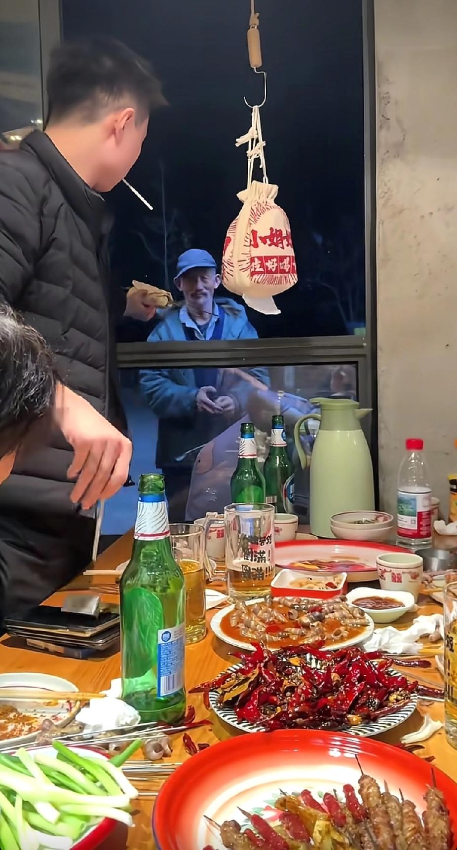 正在和朋友聚餐的男子，突然站起来，伸手将桌上的菜卷在饼里，接下来的一幕，让人直呼