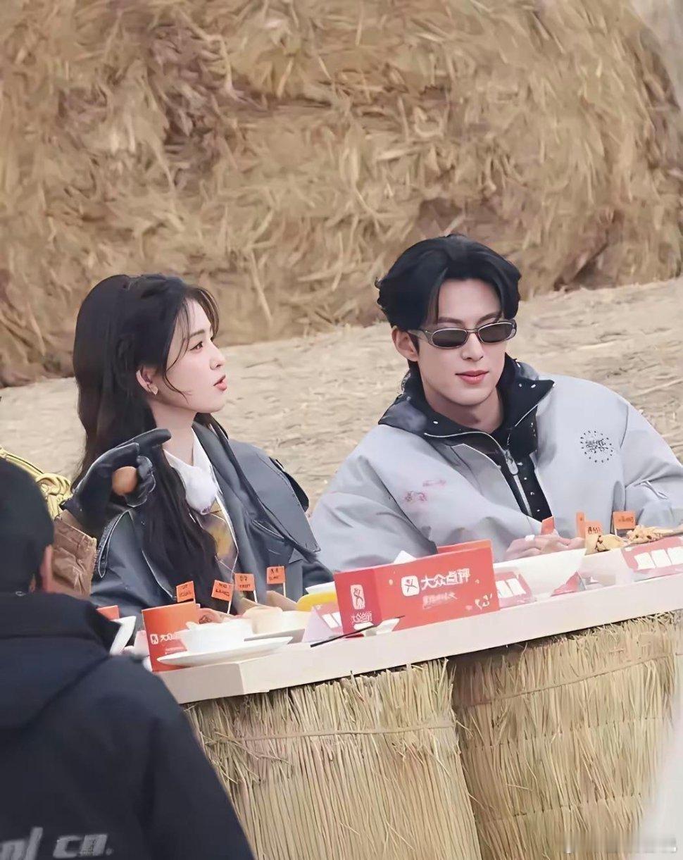 看起来于正这次是真把宝压在赵晴身上了。白鹿最近频频接综艺、少拍戏，处境跟当年的吴