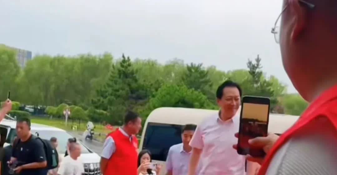 唐国强到松原出席活动，小巴车一座，白色短袖衬衫一穿，与门口的工作人员握手，范就出