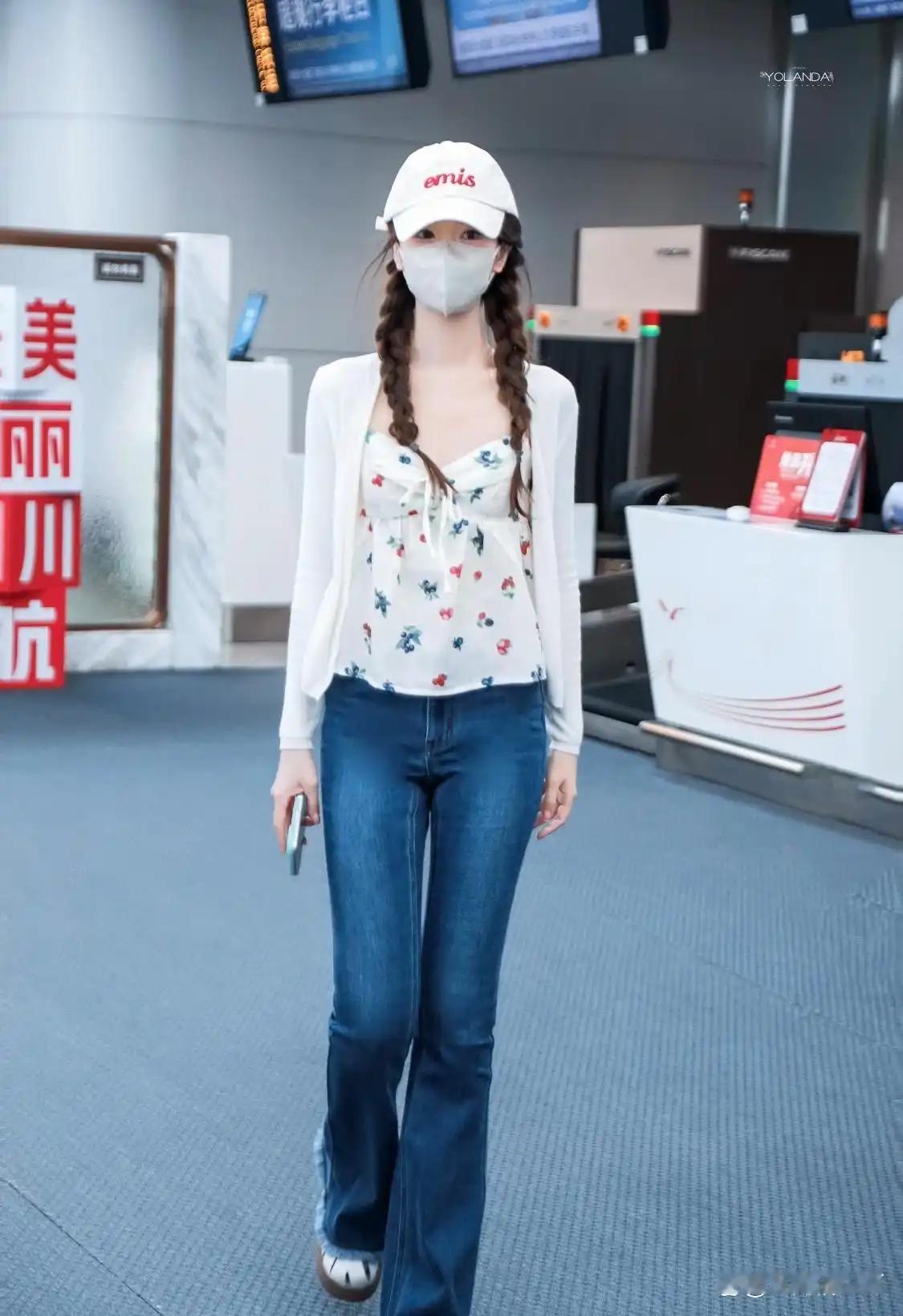 毛晓彤这套机场私服真的很有少女感，看着舒服又不刻意​​​