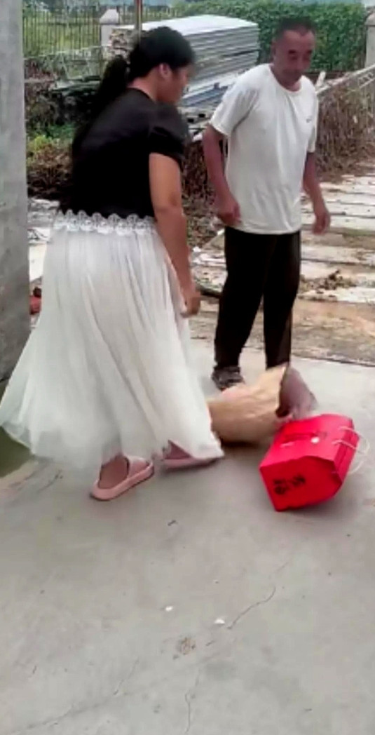 这回脸挂不住了，父亲把拆迁款280万全给儿子了，儿子又买好车，又买楼房，没有给女