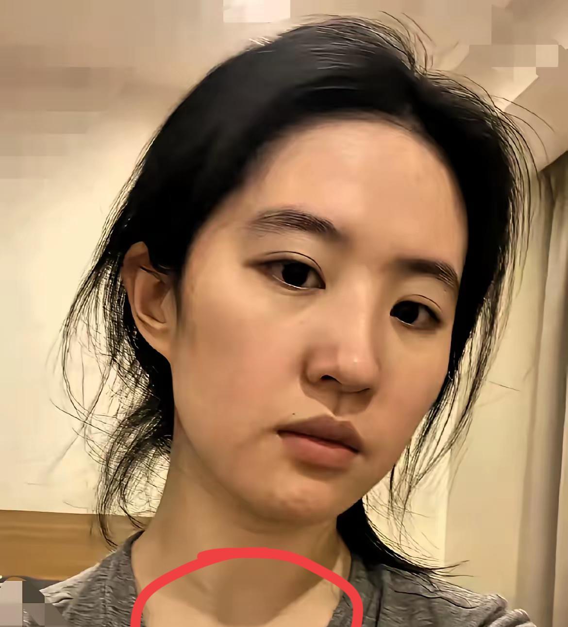 刘亦菲今早发了张自拍，她都没开美颜，就来个素颜，额发有些凌乱，刚睡醒的样子。