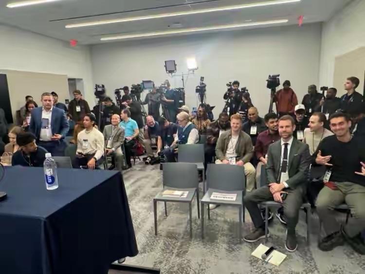 吹杨效应？现在还有为布朗尼买票的嘛！美记晒图说奇才媒体室之前仅5人，今日坐满了