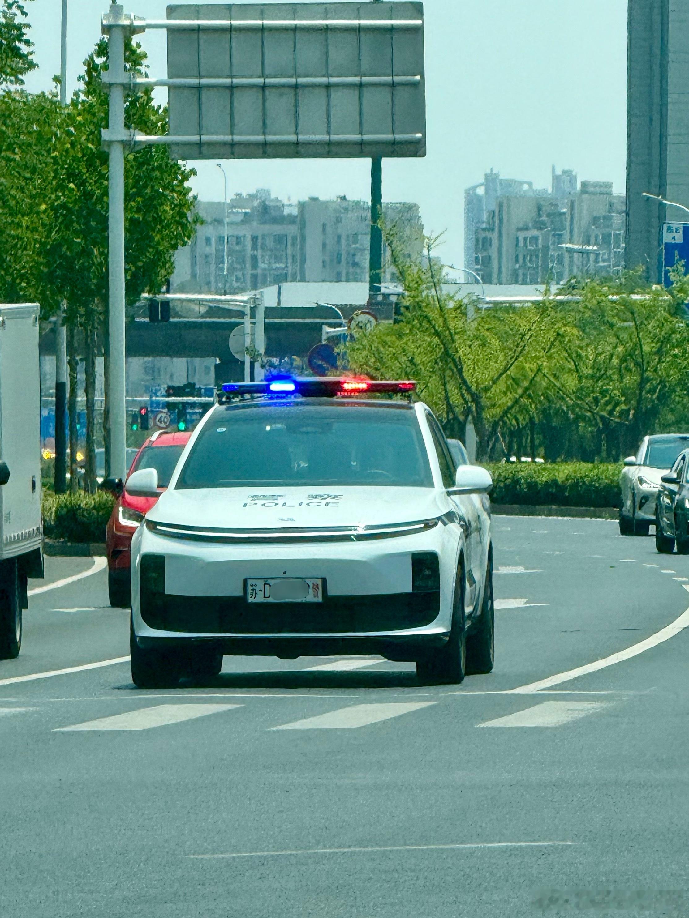 卧槽…真过分了…前两天教我女儿认车标，她妈说警车一般是大众，我当时我就想纠正她一
