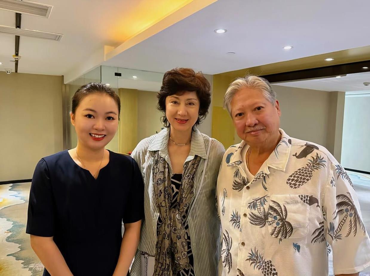 洪金宝和妻子在汕头一家酒店被偶遇，高丽虹真的太美了，打扮很洋气，她比洪金宝小了1