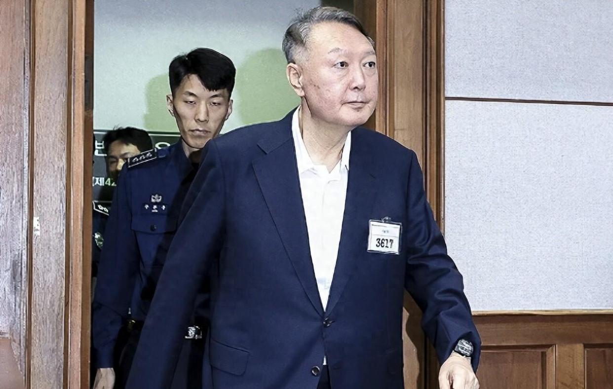 尹锡悦终于出庭受审，身形暴瘦满头白发，当场控诉不公待遇。没能逃过逮捕的尹锡悦终于