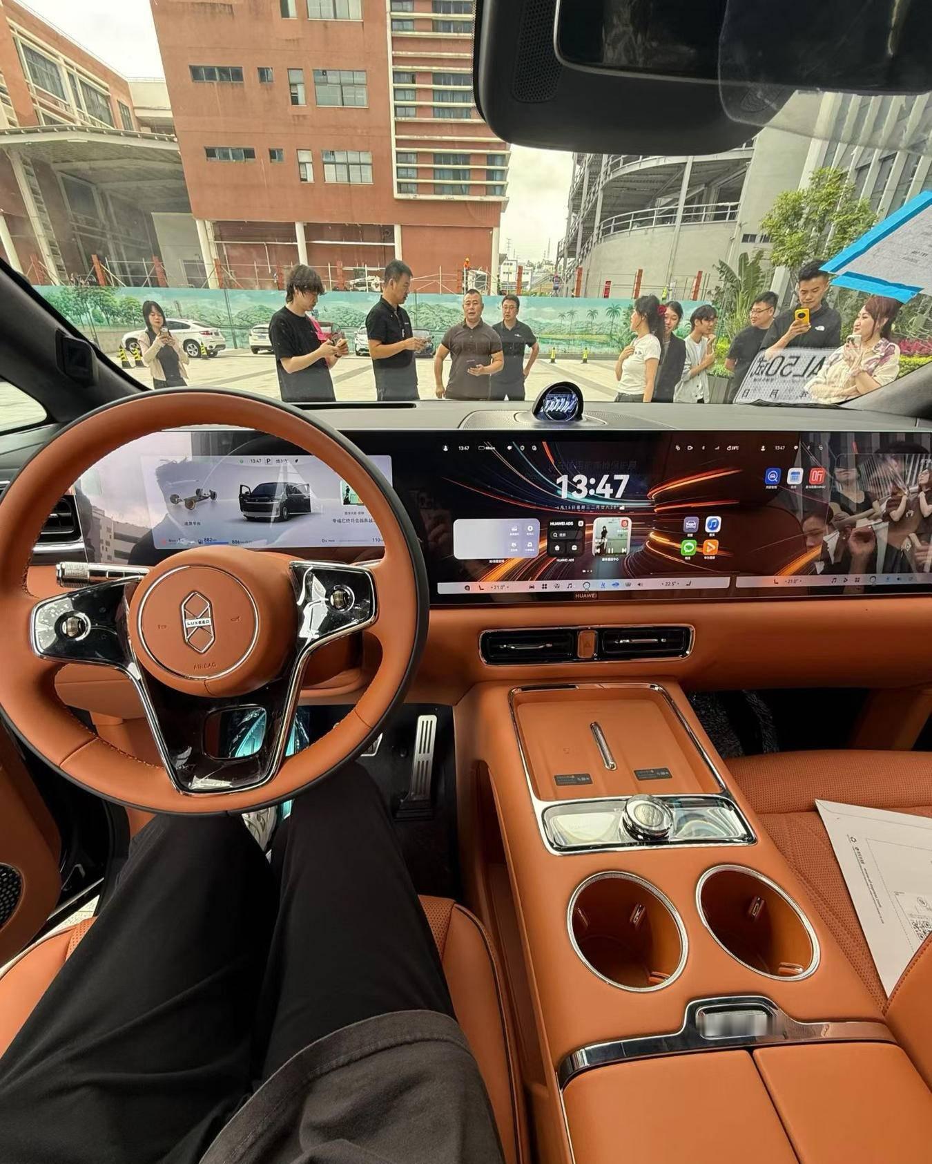 来点智界v9首发的一体“环宇”三联屏和新鸿蒙座舱实拍