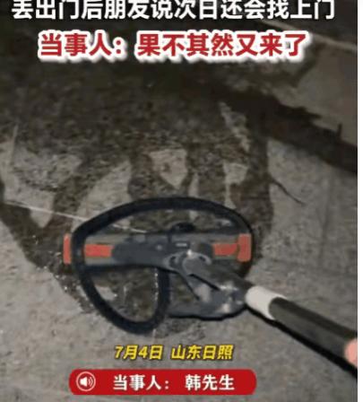 半夜上厕所撞见一条蛇，山东日照的韩先生没当回事儿，拎起来就扔到了野外。结果第二天