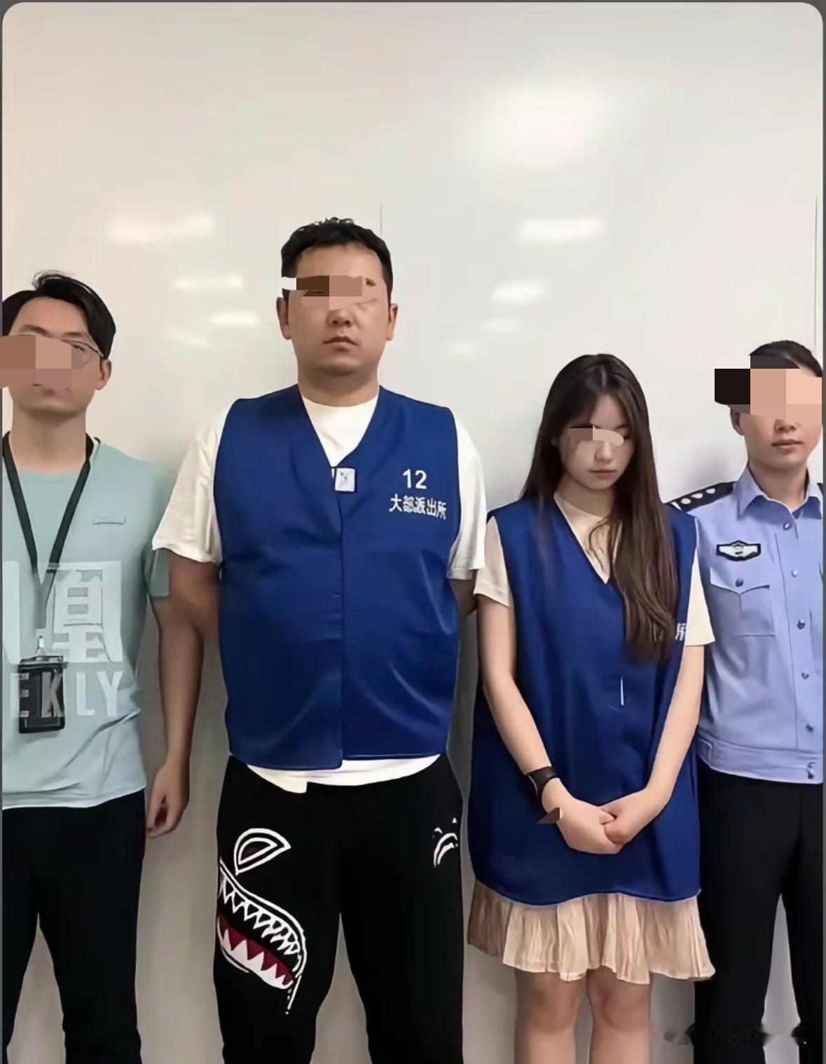 这就是宁波买瓜人夫妇。一个拿西瓜一个拿葡萄，不是一家人不进一家门。看男子的穿