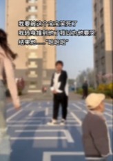 用假笑掩饰尴尬的小朋友