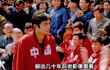 越看越不对劲！名古屋亚运会中国队金牌拿到手软，可领奖台上扫一圈：胸前全是大写的
