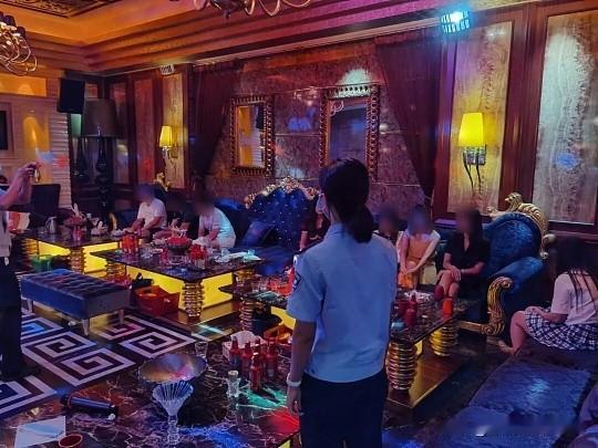 江苏一伙人，在网上发“日赚上千”“轻松兼职”的广告，专门骗那些中专、职校的未成年